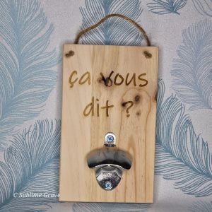 Décapsuleur en pin gravé avec l'expression "Ca vous dit?"