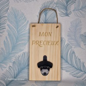Décapsuleur en pin gravé "Mon précieux"